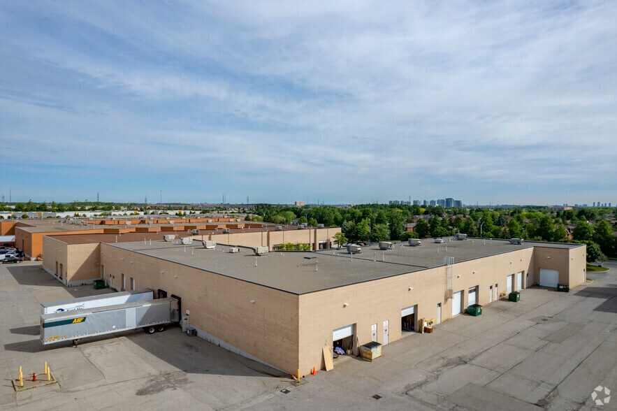 4060 Ridgeway Dr, Mississauga, ON à louer - Photo du bâtiment - Image 3 de 4
