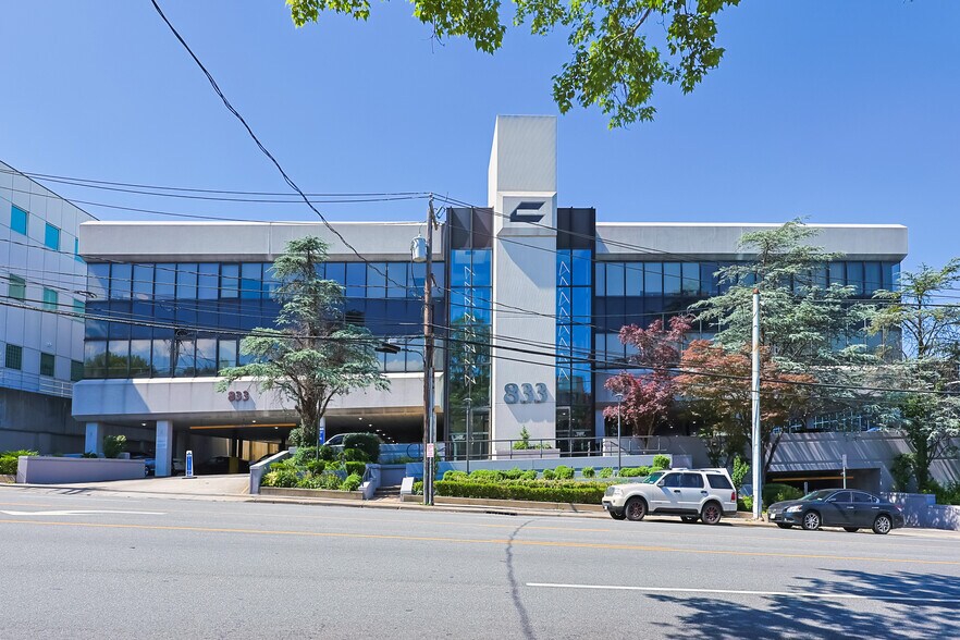 833 Northern Blvd, Great Neck, NY à louer - Photo du bâtiment - Image 2 de 17