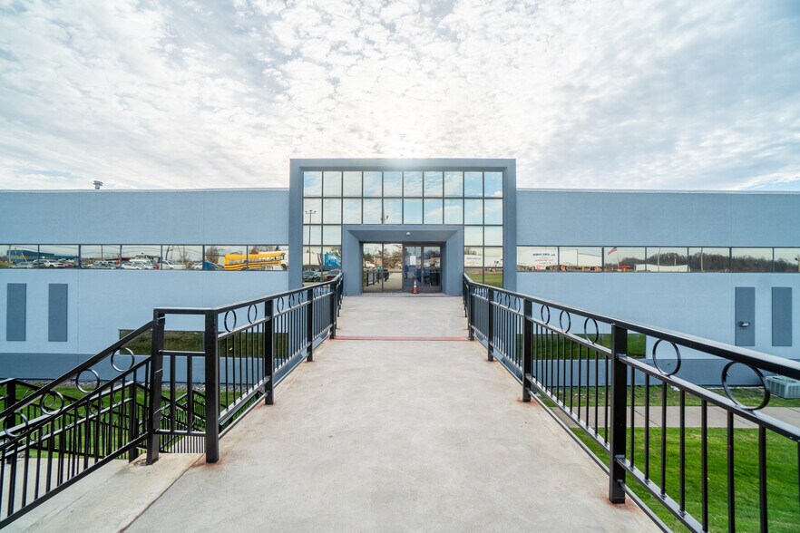 1200 Lebanon Rd, West Mifflin, PA à louer - Photo du bâtiment - Image 2 de 12