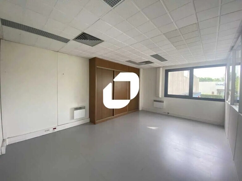 Office in SAINT-OUEN-L'AUMONE for lease - Interior Photo - Image 2 of 6