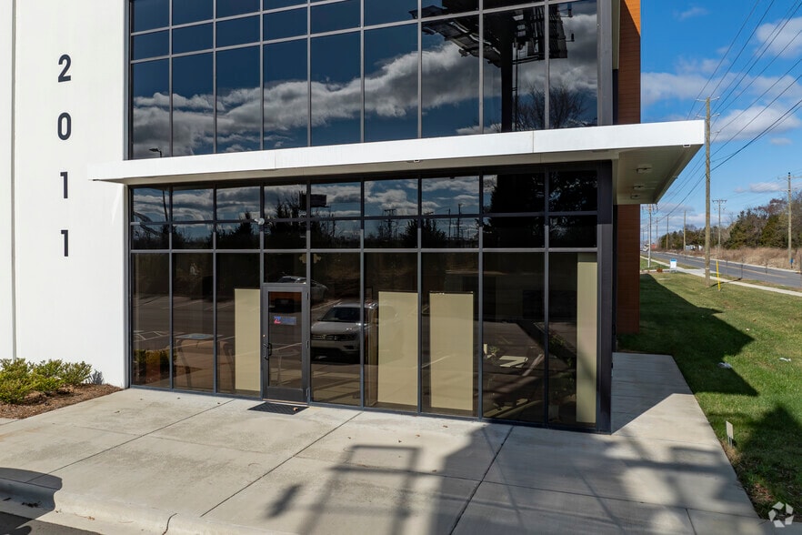 2011 Nevada Boulevard, Charlotte, NC for lease - Building Photo - Image 2 of 4