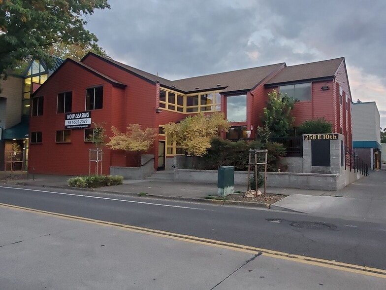 258 E 10th Ave, Eugene, OR for lease - Building Photo - Image 2 of 24
