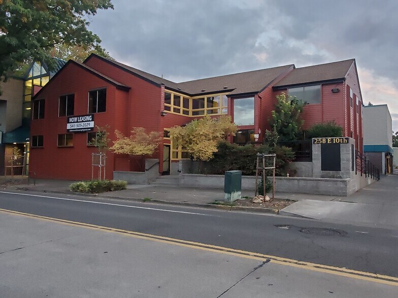 258 E 10th Ave, Eugene, OR à louer - Photo du bâtiment - Image 2 de 24