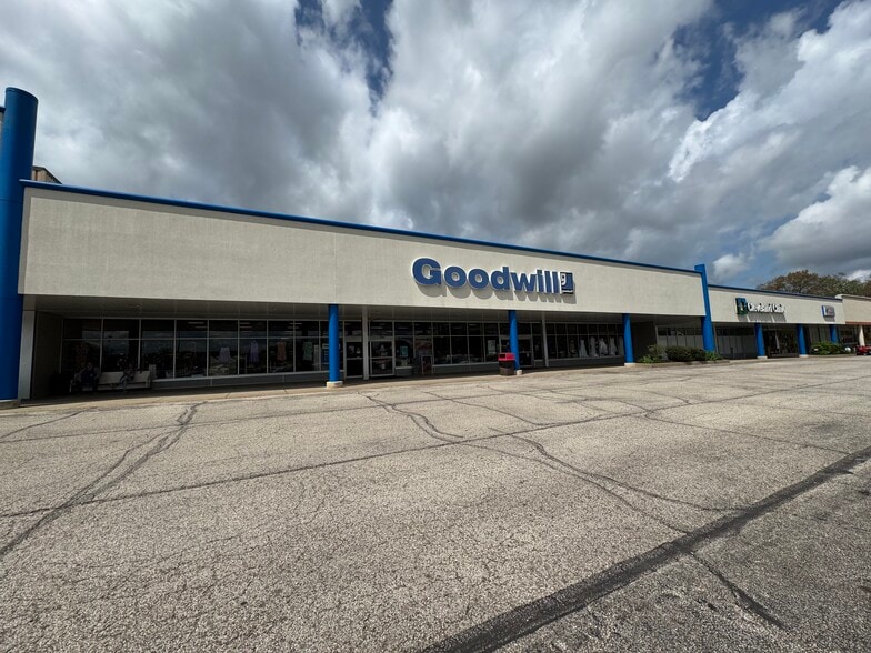 Lakemore Plaza portfolio of 2 properties for sale on LoopNet.ca - Building Photo - Image 2 of 7