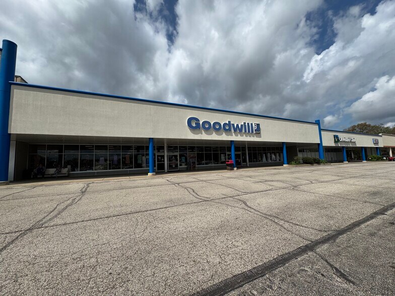 Lakemore Plaza portefeuille de 2 propriétés à vendre sur LoopNet.ca - Photo du bâtiment - Image 2 de 7