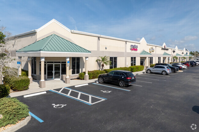 Plus de détails pour 16120 San Carlos Blvd, Fort Myers, FL - Vente au détail à louer