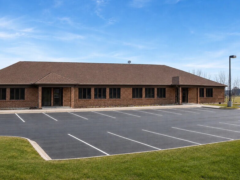 160-174 S Industrial Dr, Saline, MI à vendre - Photo du bâtiment - Image 2 de 14