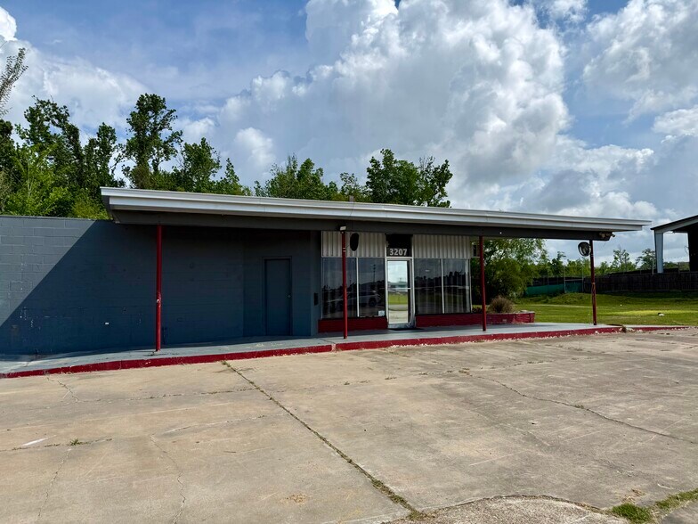3207 Broad St, Lake Charles, LA à louer - Photo du bâtiment - Image 3 de 3