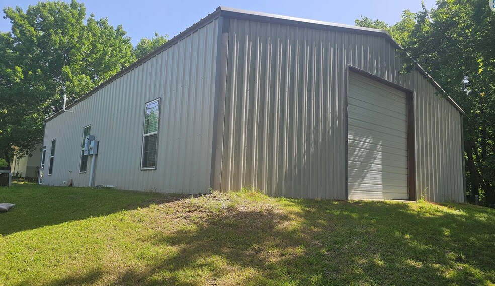 223 W 2nd St, Bonham, TX for sale - Primary Photo - Image 1 of 15
