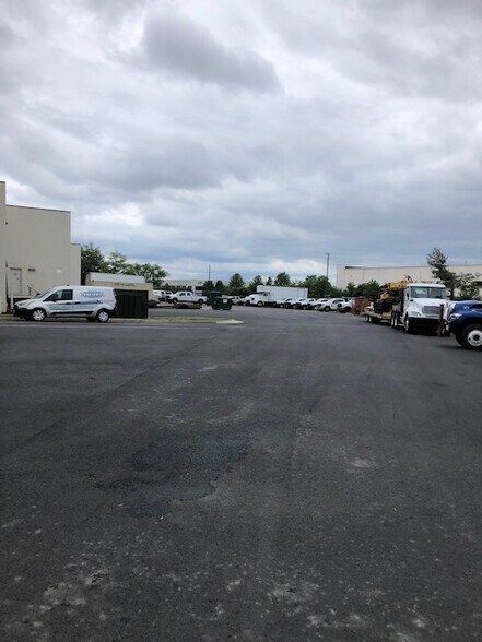 22923 Quicksilver Dr, Sterling, VA à louer - Photo du bâtiment - Image 2 de 9