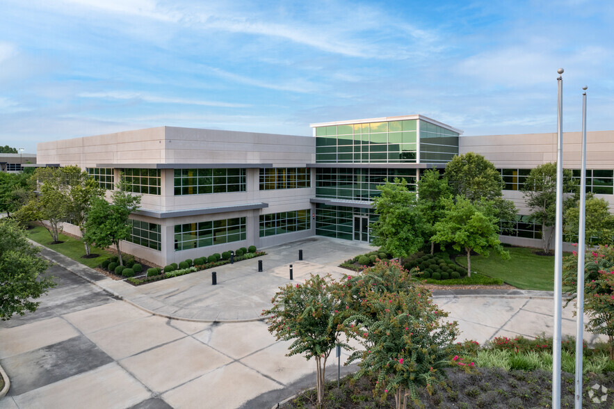 500 N Sam Houston Pky W, Houston, TX for sale - Building Photo - Image 1 of 1