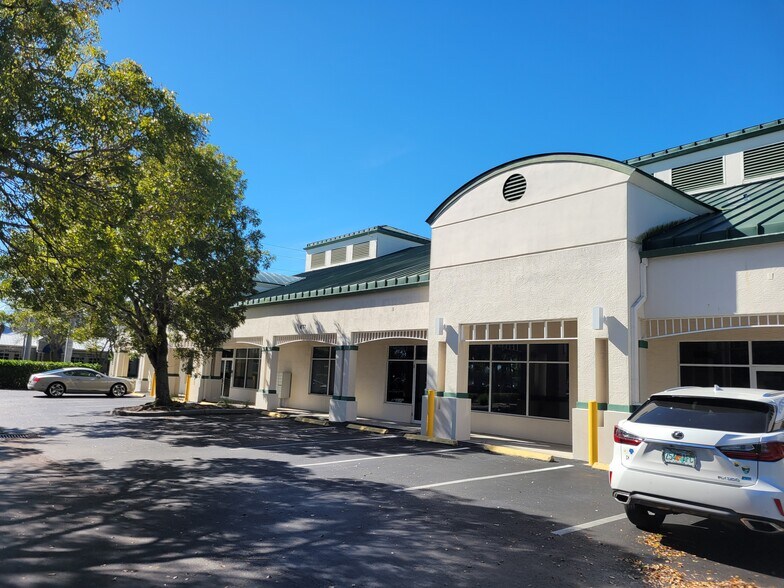 877 111th Ave N, Naples, FL à louer - Photo du bâtiment - Image 3 de 9