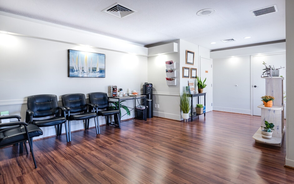 12734 Kenwood Ln, Fort Myers, FL for lease - Interior Photo - Image 2 of 26