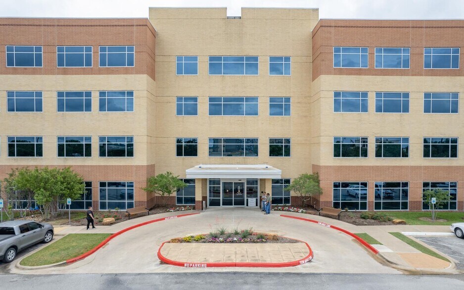 3201 University Dr E, Bryan, TX à louer - Photo du bâtiment - Image 3 de 5