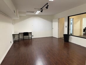 7815-7817 Melrose Ave, Los Angeles, CA for lease Interior Photo- Image 2 of 2