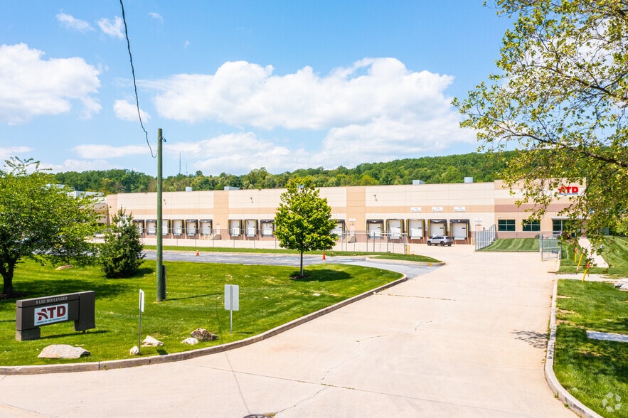 8 Lee Blvd, Malvern, PA à louer - Photo du bâtiment - Image 2 de 5