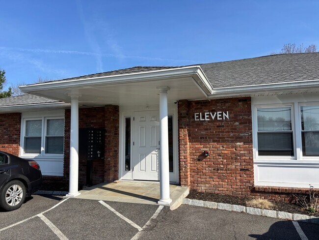 Plus de détails pour 11 Church Hill Rd, Newtown, CT - Bureau à vendre