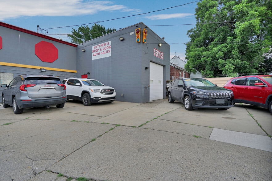 8146 E 8 Mile Rd, Detroit, MI for lease - Building Photo - Image 3 of 14