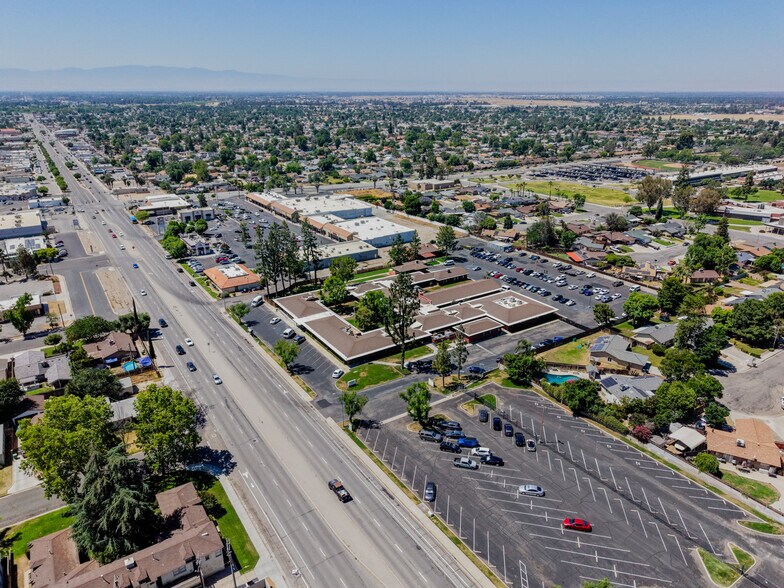 2525 N Chester Ave, Bakersfield, CA à vendre - Photo du bâtiment - Image 2 de 8