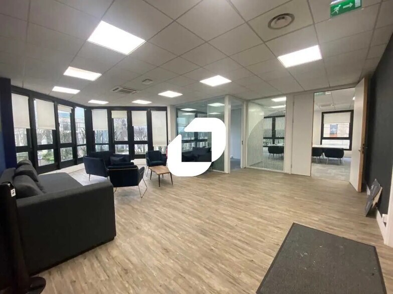 Office in Gennevilliers for lease - Interior Photo - Image 2 of 8