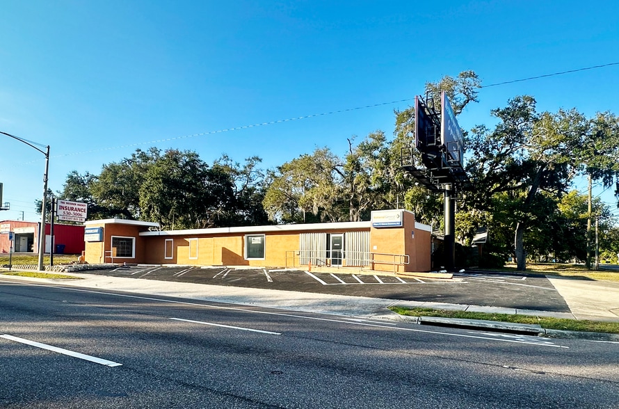 550 E Bay Dr, Largo, FL for sale - Primary Photo - Image 1 of 8