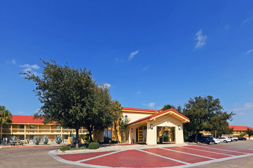 2525 E Main St, Eagle Pass, TX à vendre - Photo principale - Image 3 de 22