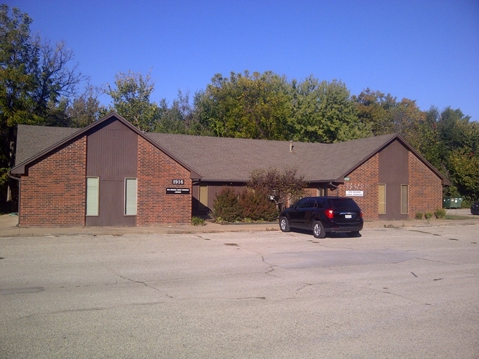 1916 Lake Rd, Ponca City, OK for sale - Primary Photo - Image 1 of 1