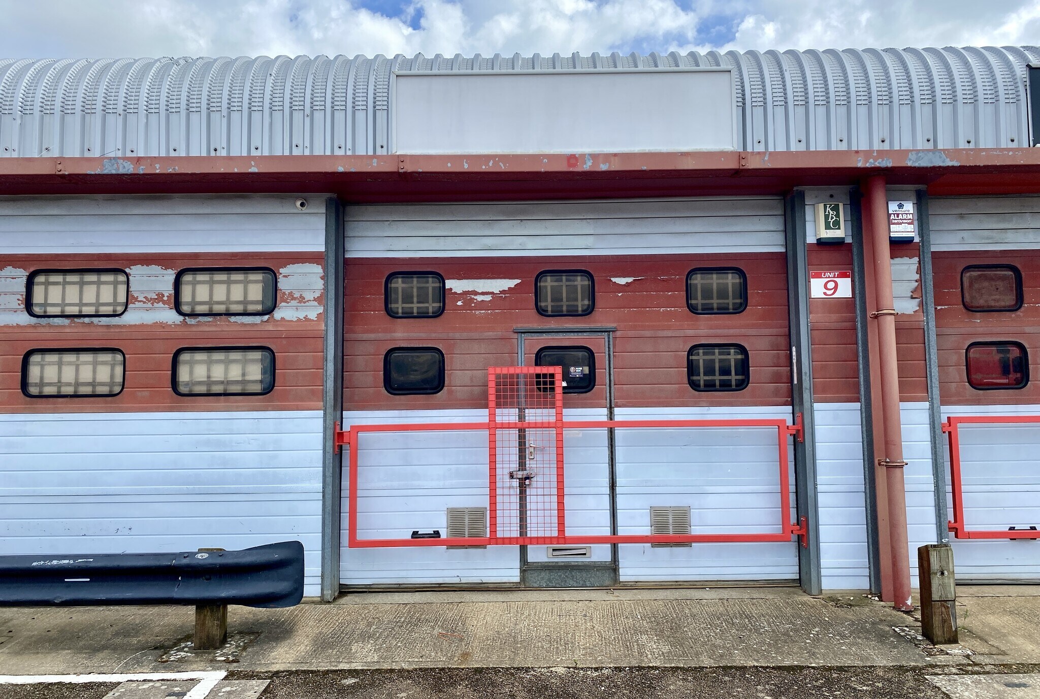 Acacia Clos, Leighton Buzzard for lease Building Photo- Image 1 of 2