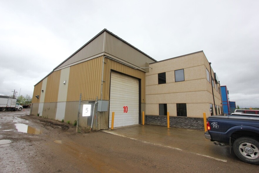 210 MacLennan Cres, Fort McMurray, AB à louer - Photo du bâtiment - Image 2 de 4