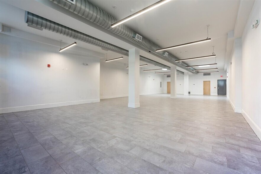 166 Main St, Port Washington, NY à louer - Photo du bâtiment - Image 2 de 18