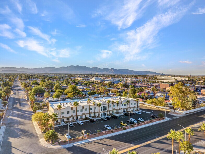 2675 S Jones Blvd, Las Vegas, NV à louer - Photo du bâtiment - Image 2 de 9