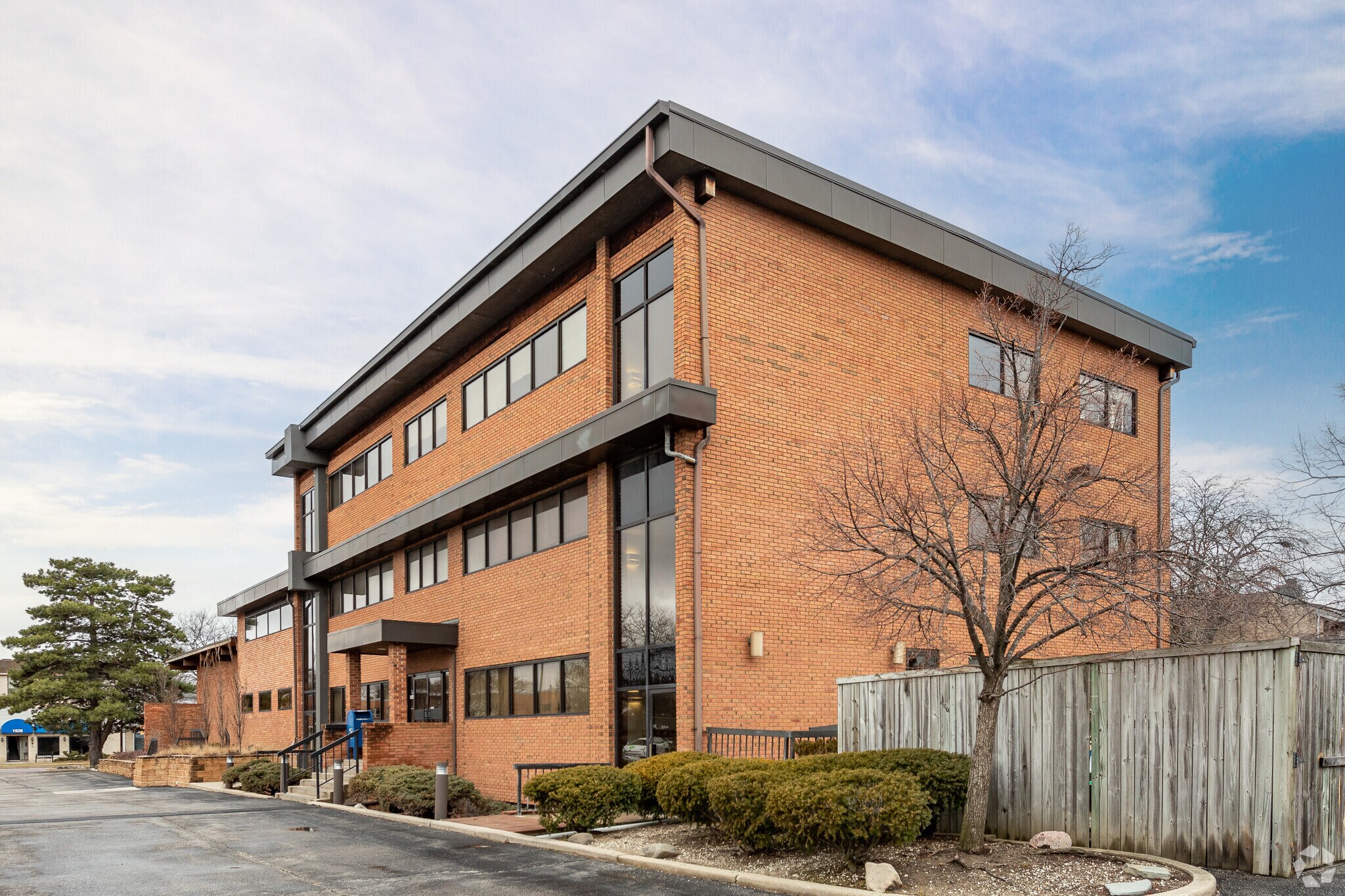 1939 Waukegan Rd, Glenview, IL for lease Primary Photo- Image 1 of 7