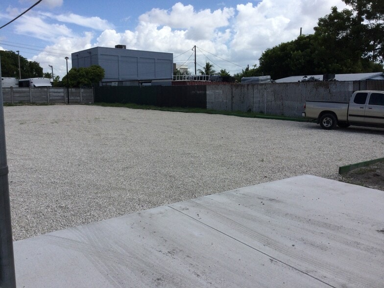 10839 22nd St, Miami, FL for lease - Building Photo - Image 3 of 3