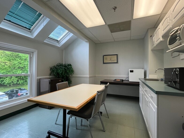 19 Kilton Rd, Bedford, NH for lease - Interior Photo - Image 3 of 8