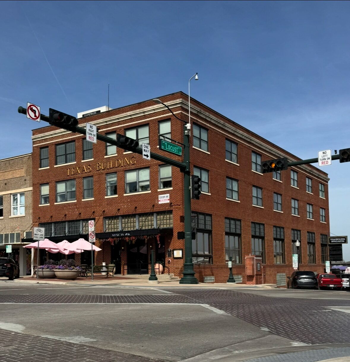 100-102 W Oak St, Denton, TX for lease Primary Photo- Image 1 of 11