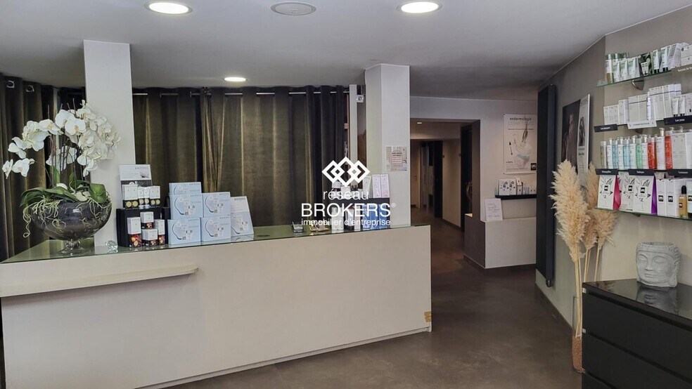 Retail in Le Havre for lease - Interior Photo - Image 1 of 4