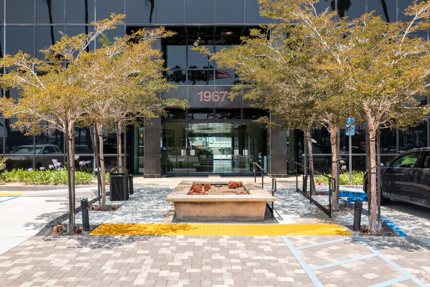 19671 Beach Blvd, Huntington Beach, CA à louer - Photo du bâtiment - Image 2 de 8