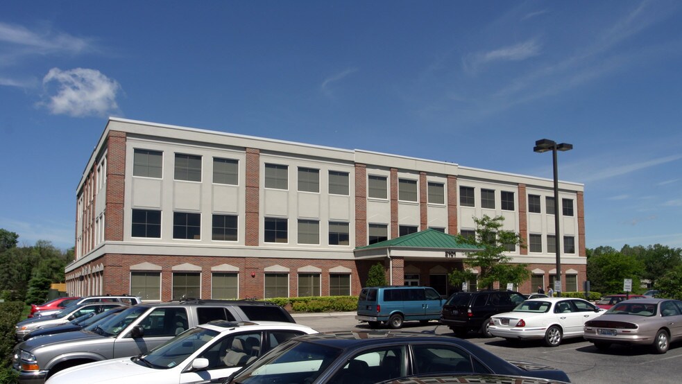 2101 Waukegan Rd, Bannockburn, IL for lease - Building Photo - Image 2 of 3