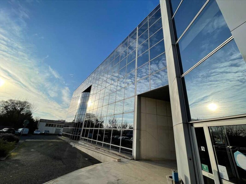 Office in Bègles for lease - Building Photo - Image 3 of 8