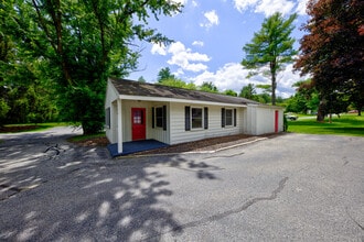 565 Bay Rd, Queensbury, NY à louer Photo du bâtiment- Image 1 de 8