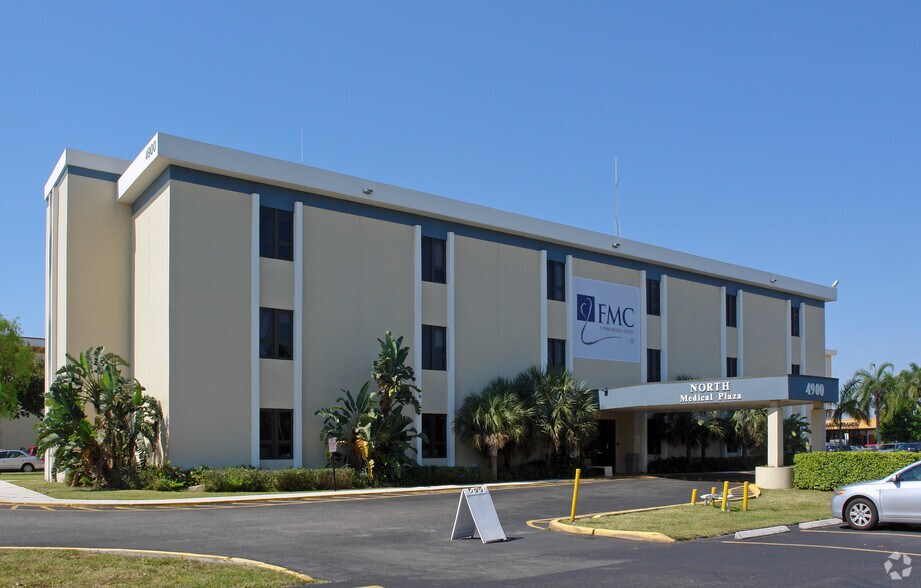 4900 W Oakland Park Blvd, Lauderdale Lakes, FL à louer - Photo du bâtiment - Image 1 de 16