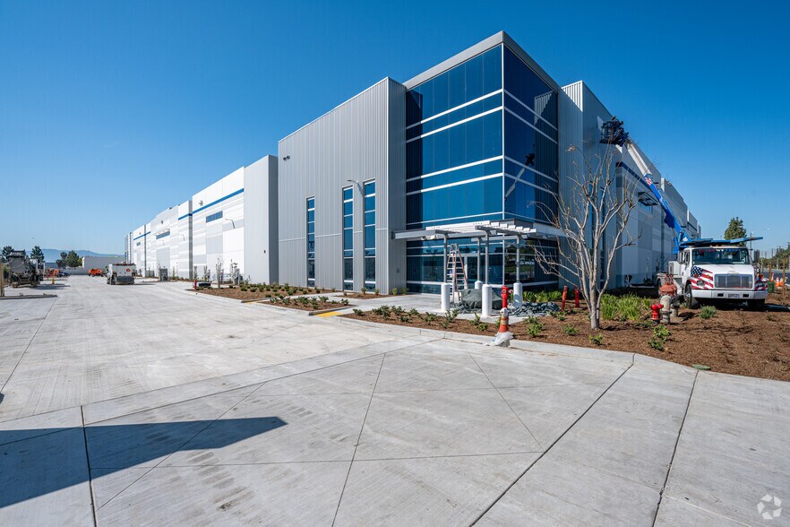 1580 E Francis St, Ontario, CA for lease - Primary Photo - Image 1 of 2