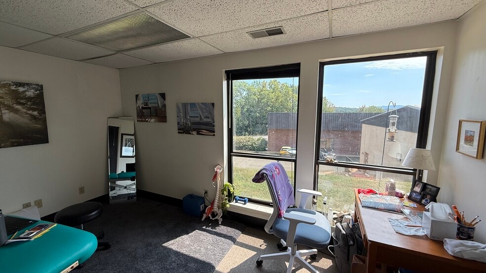 3042 Berkmar Dr, Charlottesville, VA à louer - Photo du bâtiment - Image 3 de 16