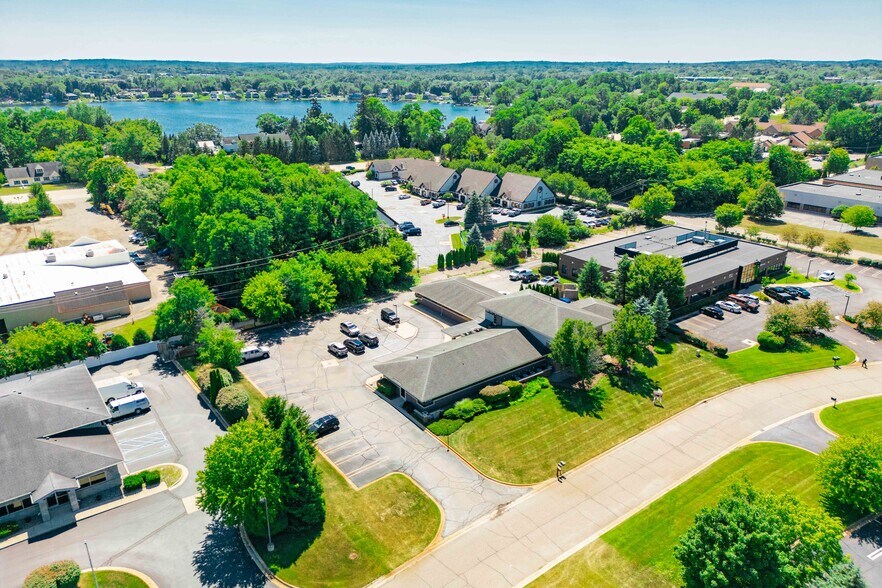 10484 Citation Dr, Brighton, MI à vendre - Photo du bâtiment - Image 2 de 37