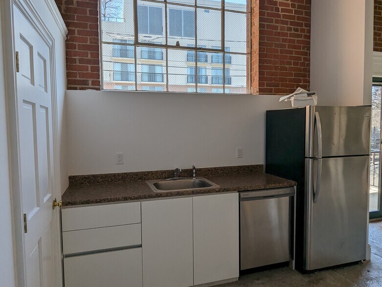 583 Pacific St, Stamford, CT à louer - Photo intérieure - Image 3 de 36