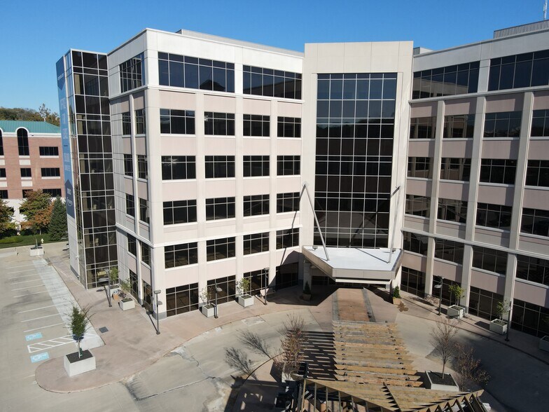 640 Eden Park Dr, Cincinnati, OH à louer - Photo du bâtiment - Image 2 de 13