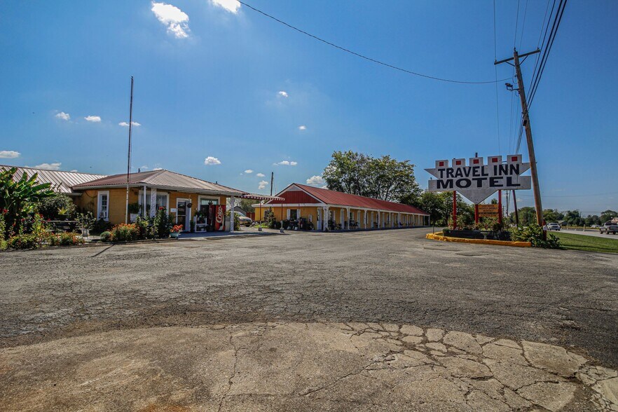 1224 N Dixie Hwy, Cave City, KY à vendre - Photo du bâtiment - Image 3 de 21