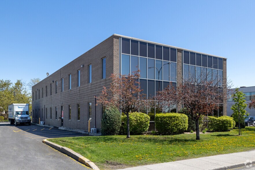 2120 Av Victoria, Longueuil, QC à louer - Photo du bâtiment - Image 3 de 7