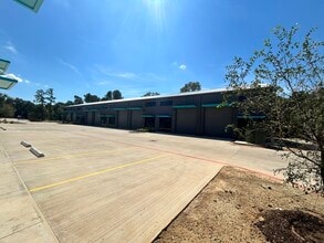 2007 Airport Rd, Conroe, TX for lease Building Photo- Image 2 of 10