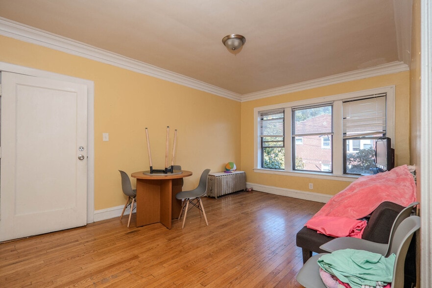 7701 S Eggelston St, Chicago, IL for sale - Interior Photo - Image 3 of 38